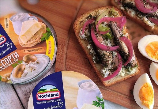 1. Этап. Бутерброд с плавленым сыром и шпротами: Пока масса не застыла, обмазываем ей подсушенный хлеб. Выкладываем на бутерброды шпроты, сверху - перья маринованного лука и присыпаем мелко порубленным укропом. По желанию поперчите свежемолотым перцем. Яйцо разрезаем на четвертинки. Будем есть его вприкуску.