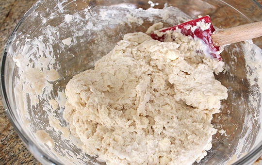 1. Этап. Закусочные сырные печенюшки: 3. Влейте кефир, перемешайте тесто до однородности.