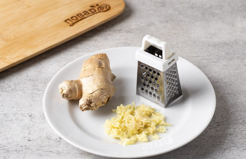 1. Этап. Имбирно-лаймовый лимонад на основе зеленого чая: Имбирь очистите и натрите на мелкой терке.