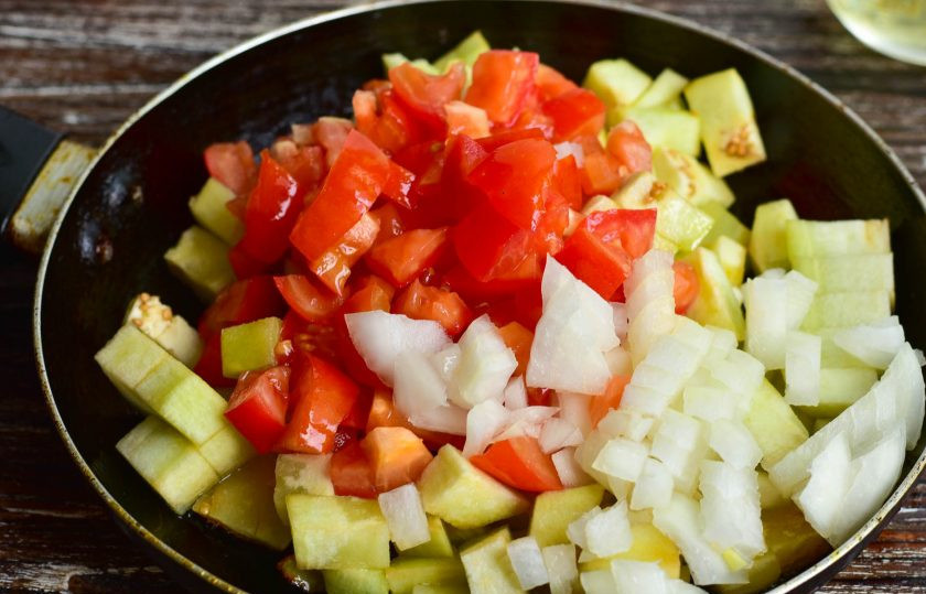 1. Этап. Овощное рагу без уксуса на зиму: В сковороду выложите нарезанные овощи.