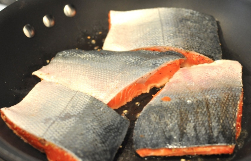 1. Этап. Филе лосося на сковороде: В сковороде разогреваем оливковое масло. В разогретое масло филейной частью вниз кладем кусочки рыбы, обжариваем 3-4 минуты на среднем огне.