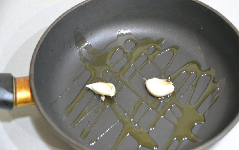 1. Этап. Карбонара без сливок: На сковороду влейте 2 столовые ложки оливкового масла, раздавите плоской стороной ножа 2 зубчика чеснока, положите в масло. Чеснок перед подачей следует удалить.