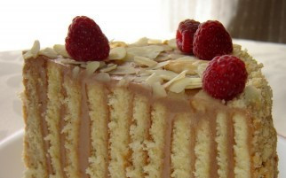 1. Этап. Торт Интрига: 6. После смазывания посыпаем торт остатками коржей в виде крошки и орехами. Я обычно использую дробленый арахис. Отправляем торт в холодильник часов на 5-7, а после достаем и украшаем фруктами.