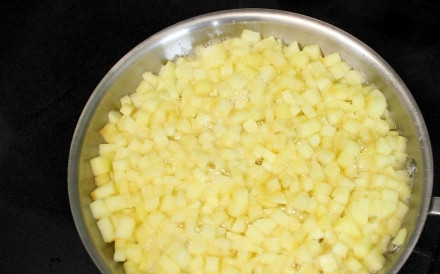 1. Этап. Булочки с начинкой: 7. Поставьте на огонь. Можно для аромата также добавить щепотку корицы. Доведите до кипения и оставьте на медленном огне минут на 10, чтобы яблоки стали мягкими.