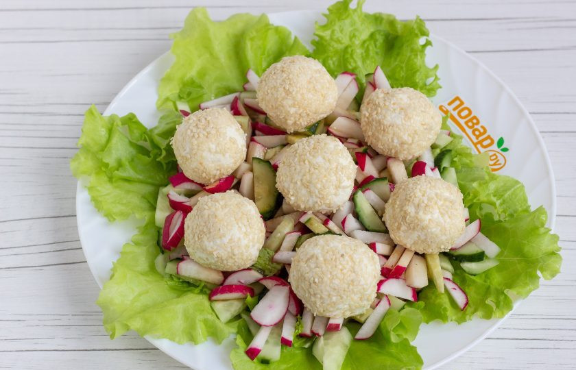 1. Этап. Салат с сырными шариками: Украсьте салат сырными шариками. Готово! На вилочку берут немного овощей и кусочек сырного шарика! Очень вкусно!