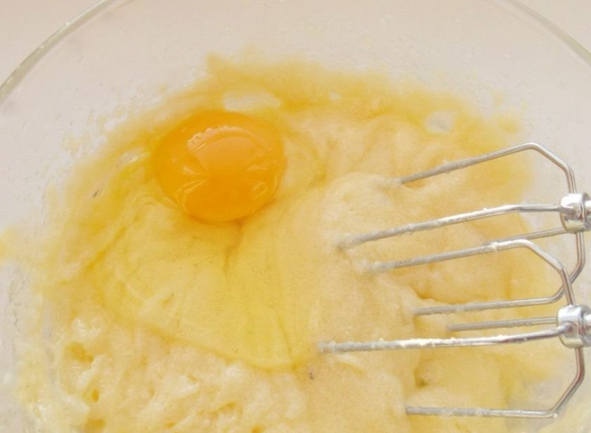 1. Этап. Яблочный маковый пирог: Добавьте яйца, взбивая массу до однородности.
