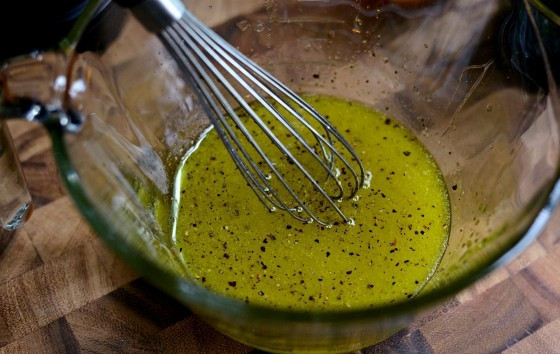 1. Этап. Салат из капусты с орехами: 2. Далее добавьте соль, перец и масло. Всё ещё раз перемешайте.