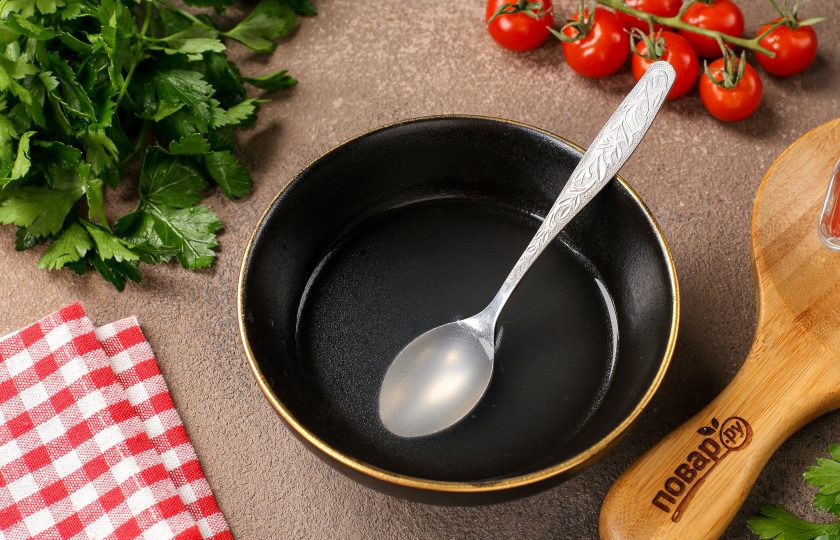 1. Этап. Соус для пельменей с уксусом в домашних условях: В небольшую миску налейте бульон, в котором варились пельмени.