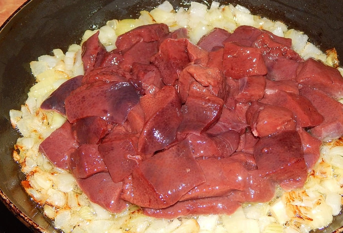 1. Этап. Печень со сметаной: Печень нарезаем кусочками, добавляем к луку и тушим под крышкой 4 минуты. Перемешиваем, солим и перчим по вкусу. Тушим еще 10 минут без крышки.