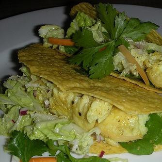 1. Этап. Тако с пекинской капустой: Теперь самое время смешать зелень и основную начинку, разделить ее на 6 равных частей и разложить вовнутрь согнутых пополам тортиллок. Сверху посыпать рубленой капустой (она гораздо вкуснее традиционного салата), украсить зеленью, выложить на тарелки и подавать к столу.