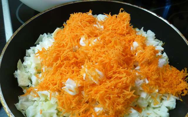 1. Этап. Пирожки с грибами и капустой: Перекладываем грибы в тарелку. Здесь же тушим измельченную морковь и капусту. Соль и перец по вкусу.