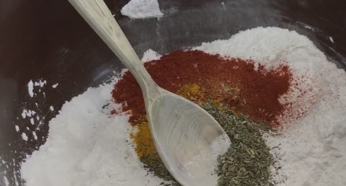 1. Этап. Острые куриные крылышки KFC (плюс соус Дор Блю): 1. Смешайте муку, крахмал, соль и все приправы.