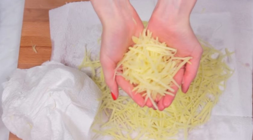 1. Этап. Хрустящая картофельная соломка: 2. Слейте картофель и промойте через сито или дуршлаг. Затем выложите его на бумажное полотенце и хорошо промокните излишнюю влагу.