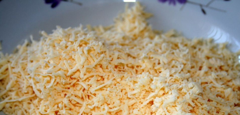 1. Этап. Бутерброды со шпротами и сыром: На мелкой терке натрите сыр.