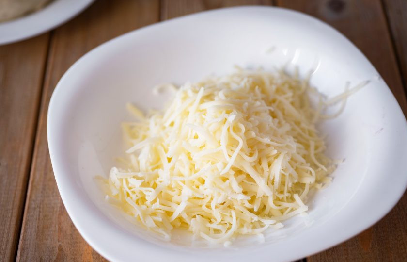 1. Этап. Хачапури по-аджарски на кефире: Сулугуни натрите на крупную терку.