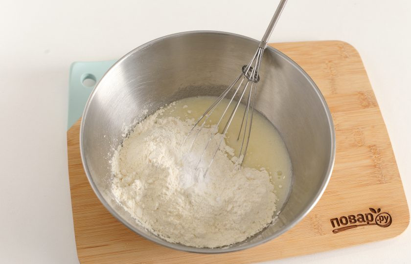 1. Этап. Шарлотка на одном яйце: Добавьте муку, соду и ванилин.