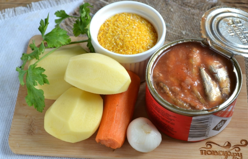 1. Этап. Суп из кильки в томатном соусе: Подготовьте все необходимые ингредиеты. Очистите картофель, лук и морковь.