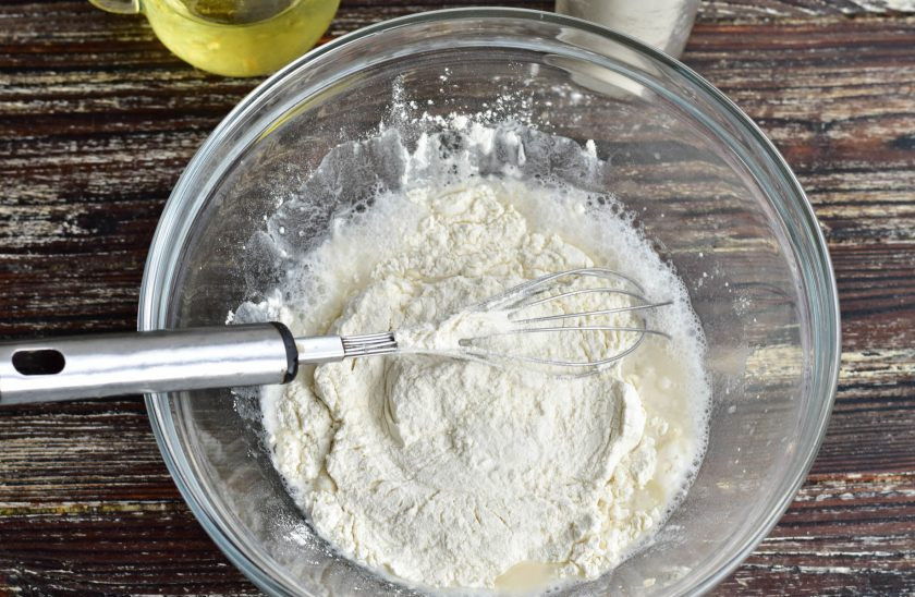 1. Этап. Беляши с капустой: Добавьте муку высшего сорта.