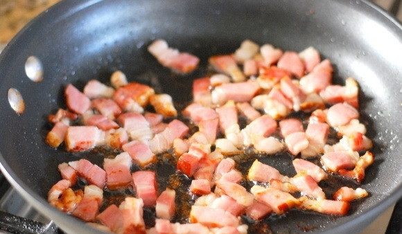 1. Этап. Оладушки: 1. На сковороду выложите мелко нарезанный бекон или ветчину и поджарьте на среднем огне до румяности.
