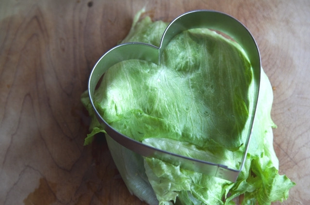 1. Этап. Салат Признание: Салатные листья вымойте и обсушите. Возьмите пучок около 4 см высотой и при помощи формочки или ножа вырежьте из салата форму сердца. Отварите яйцо (минуты 4).