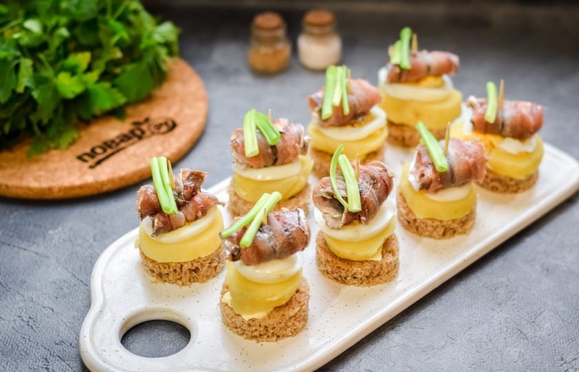 1. Этап. Канапе с килькой и яйцом: Приятного аппетита!