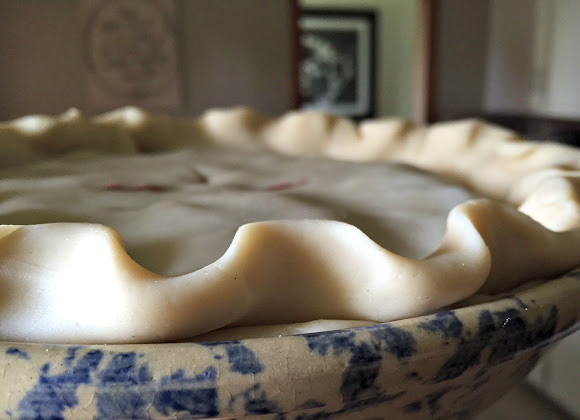 1. Этап. Пирог из дрожжевого теста с ягодами: 1. Тесто размораживаем и разравниваем по форме. Делаем несколько отверстий, чтобы при запекании оно не вздымалось. Формируем бортики, а кусочек теста оставляем пока в стороне (будем потом делать украшение).