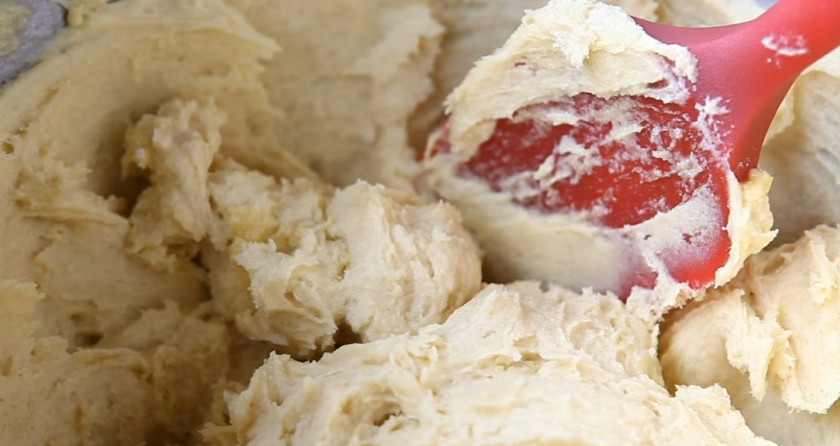 1. Этап. Клюквенные кексы: 3. Влейте молоко и взбейте. Добавьте муку с разрыхлителем и соду. Перемешайте.