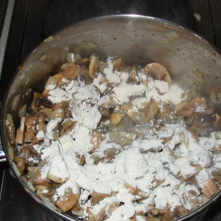 1. Этап. Суп из шампиньонов: Посыпать грибы мукой, хорошо перемешать. Убедитесь, что все шампиньоны покрыты мучной массой.