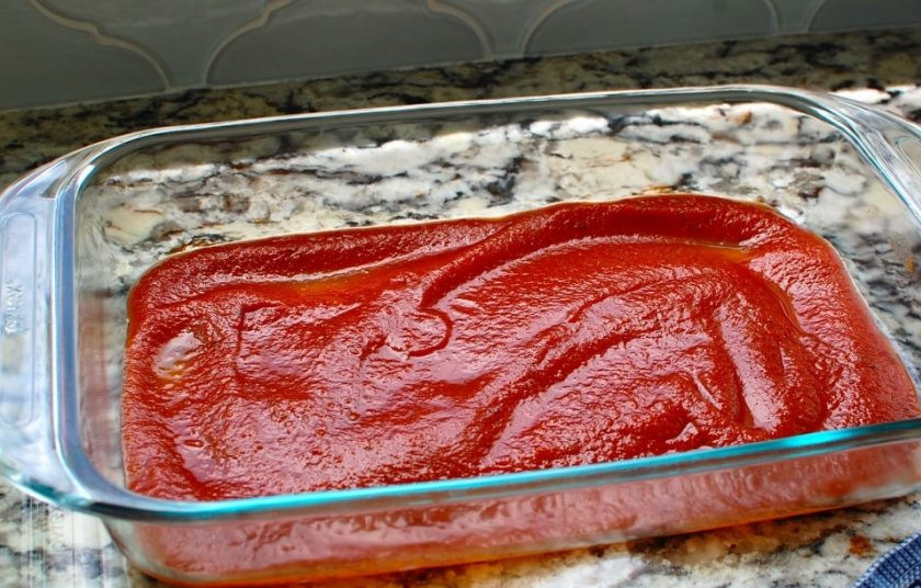 1. Этап. Маникотти из блинов с сырной начинкой: 2. В форму для выпекания выложите около половины готового томатного соуса.