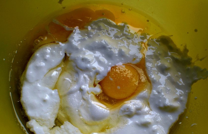 1. Этап. Заливной пирог с курицей и рисом: Венчиком смешайте в миске яйца с кефиром и маслом, добавьте сахар и соль.