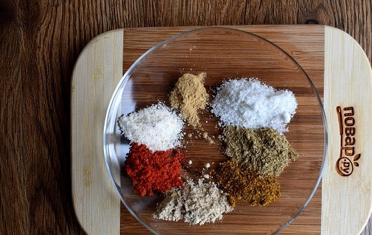 1. Этап. Курица с рисом и овощами в фольге: Отмерьте и смешайте специи.