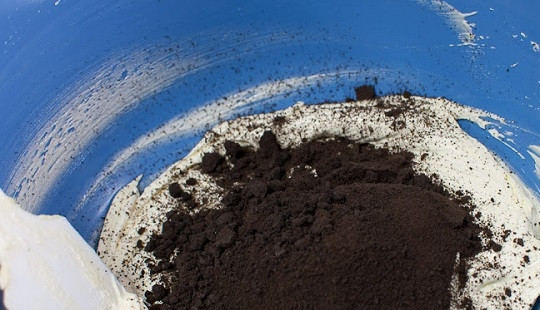 1. Этап. Шоколадный торт с печеньем: 10. Измельчите в крошку еще немного печенья и добавьте в мисочку.