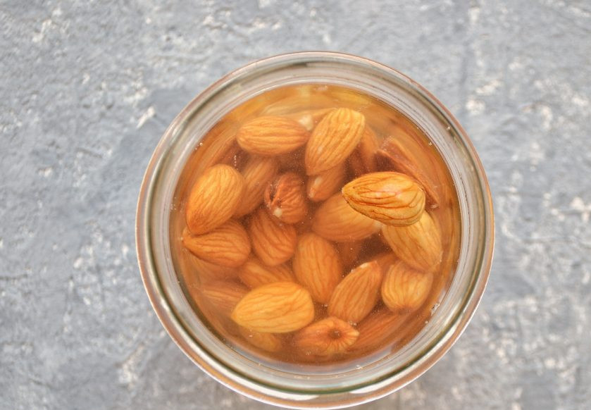 1. Этап. Веганский йогурт: Замочите миндаль в кипятке на 30 минут.