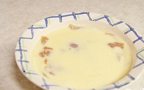 1. Этап. Куриные грудки с пастой и сливочным соусом: 2. В небольшой миске смешать яйца, молоко, лимонный сок и чесночный порошок. Окунуть кусочки курицы в полученную смесь. Закрыть и поставить в холодильник от 2 до 4 часов.