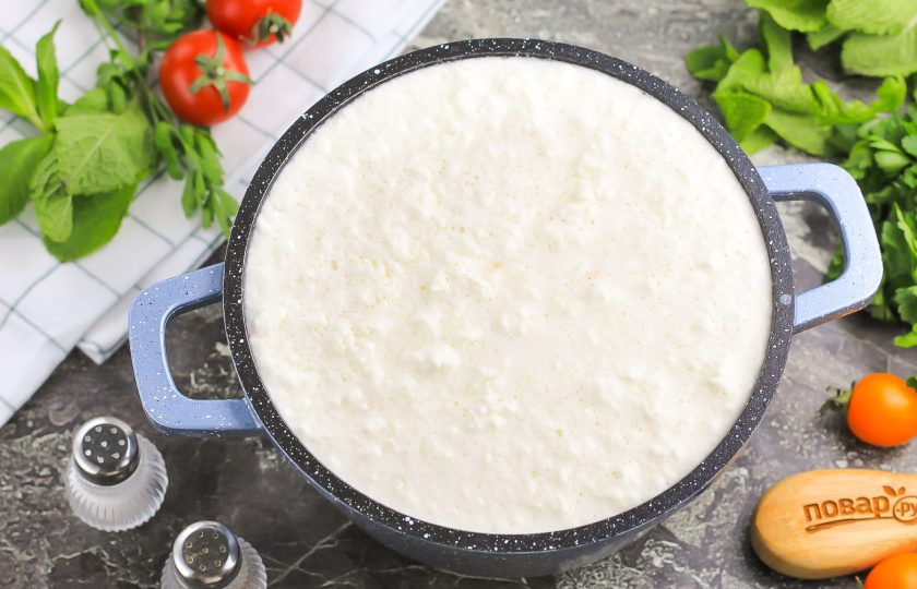 1. Этап. Адыгейский сыр рецепт в домашних условиях из молока и уксуса: Влейте уксус и аккуратно перемешайте, но не сильно. Оставьте молоко на 10-15 минут в покое — за это время оно створожится, расслоится на сгустки творога и сыворотку. Снова включите нагрев и слегка прогрейте, но не до кипения! Если вскипятите, то творог расслоится на крупинки и сыр не получится.