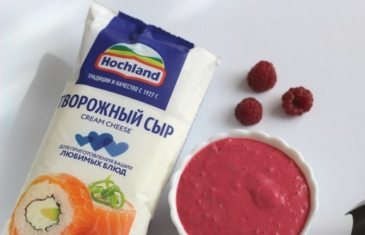 1. Этап. Творожно-ягодный соус: В чашу миксера сложить все ингредиенты и пробить блендером. Сладость соуса выбрать по своему вкусу. Можете добавить сахар, или же сироп, мед, всё зависит от вашего предпочтения.