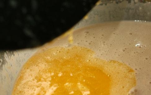 1. Этап. Блины гречишные без дрожжей: Растопите сливочное масло и также добавьте его в тесто. Перемешайте, чтобы не было комочков. Оставьте тесто на полчаса.