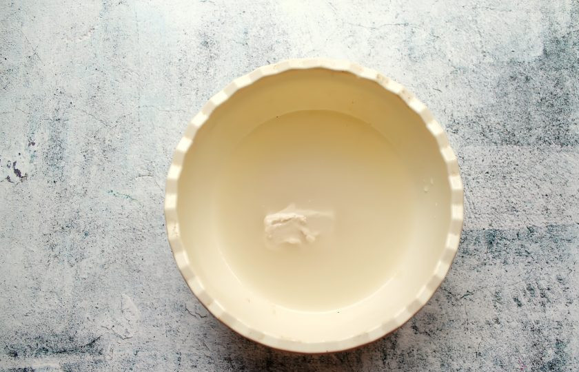 1. Этап. Пирожки с кабачком и фаршем: В миску налейте теплую воду, раскрошите дрожжи, всыпьте сахар, соль и размешайте до растворения.