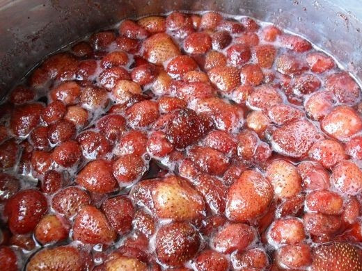 1. Этап. Варенье из клубники на зиму: 4. Засыпанную ягоду нужно оставить примерно на 1 час. Когда она пустит сок, отправить ее на огонь и довести до кипения. Снять с огня и оставить до полного остывания (примерно на 4-5 часов). После снова довести до кипения, постоянно помешивая.