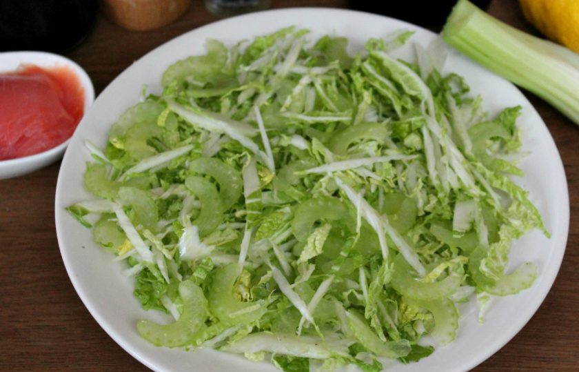 1. Этап. Салат с красной рыбой и пекинской капустой: Стебель сельдерея режем тонкими пластинами и добавляем в салат.