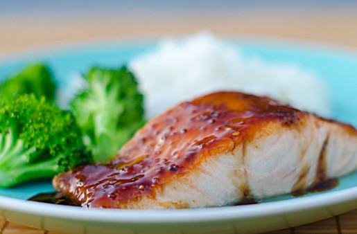 1. Этап. Сёмга в глазури: 5. Сразу же полейте филе тёплым соусом сверху — и подавайте блюдо. Приятного аппетита!