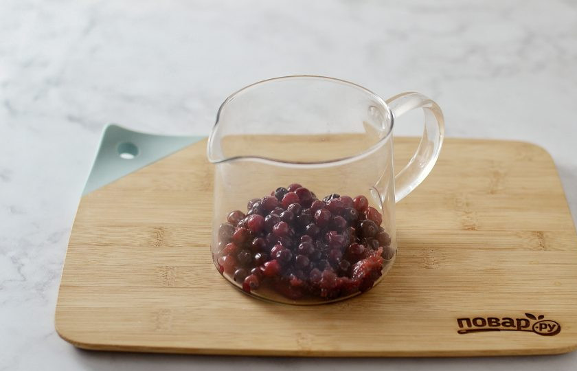 1. Этап. Чай Глогги: Клюкву разморозьте, переложите в заварочный чайник, добавьте варенье.
