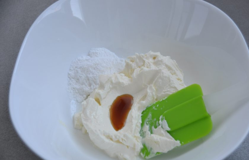 1. Этап. Меренговый рулет с маскарпоне: Пока выпекается меренга, приготовьте крем. Для этого выложите маскарпоне в чашу для взбивания, добавьте сахарную пудру, экстракт ванили, 2-3 ложки сливок.