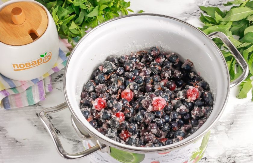 1. Этап. Джем из крыжовника и смородины: Всыпьте сахарный песок и тщательно перемешайте содержимое емкости между собой.