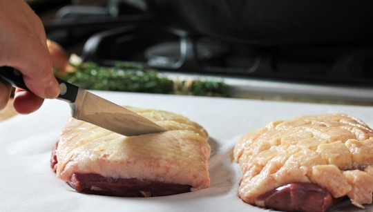 1. Этап. Запеченные утиные грудки: 2. Сделайте небольшие надрезы острым ножом. На сковороду налейте немного растительного масла, разогрейте его на среднем огне.