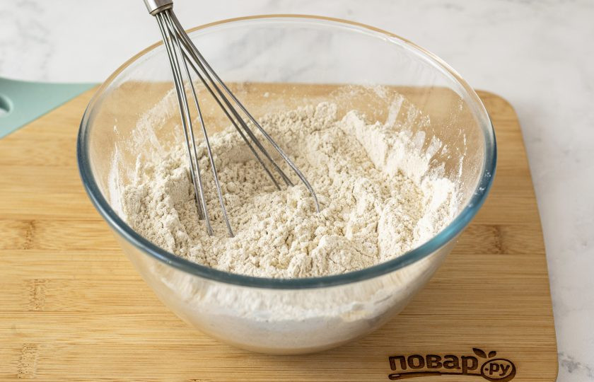 1. Этап. Ржаной хлеб: В глубокую миску просейте пшеничную и ржаную муку. Перемешайте.