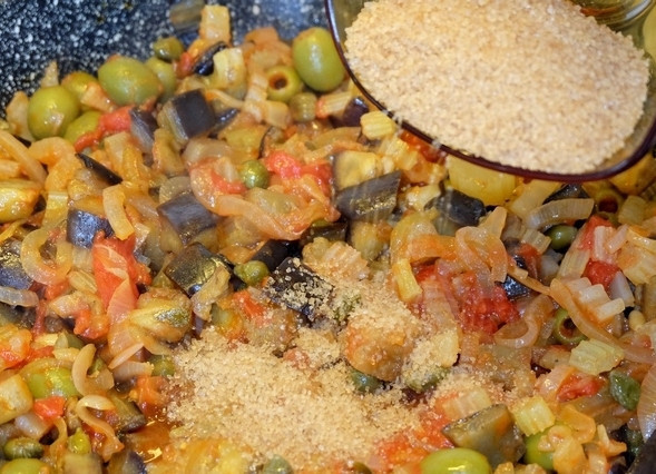 1. Этап. Овощи по-сицилийски с каперсами: 12. Соединяем баклажаны с сельдереем и основной сковородой с луком. Добавляем немного сахара.