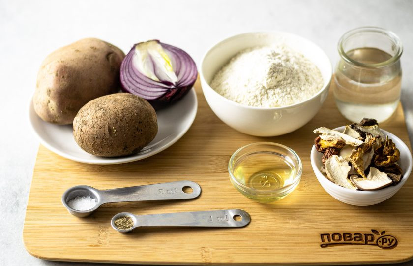 1. Этап. Вареники с сушеными грибами: Подготовьте все ингредиенты. Сушеные грибы предварительно замочите в воде на 1 час, затем промойте и отварите в кипящей подсоленной воде 25 минут.