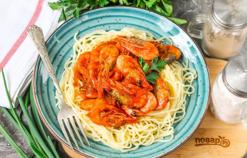 1. Этап. Паста с креветками в томатном соусе: Со спагетти слейте воду, выложите их на тарелку. Сверху выложите креветки в томатном соусе, и подайте блюдо к столу горячим. По желанию спагетти можно добавить в сковороду и перемешать все вместе.