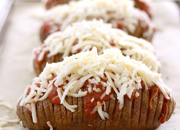 1. Этап. Картошка-гармошка с пепперони: 5. Затем посыпьте картошку тертым сыром.